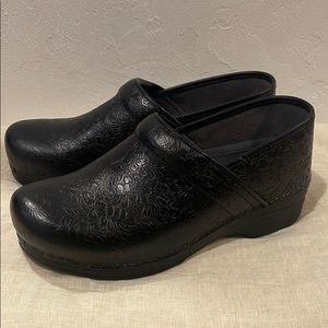 Dansko Tooled Leather XP Clogs shoes sz 40 /9.5-10